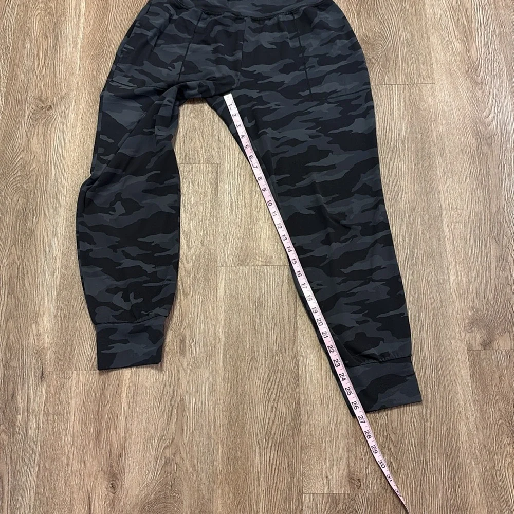 Athleta Salutation Camo Jogger.size M. - Picture 6 of 8